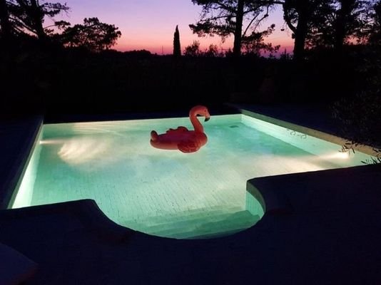 Pool bei Nacht