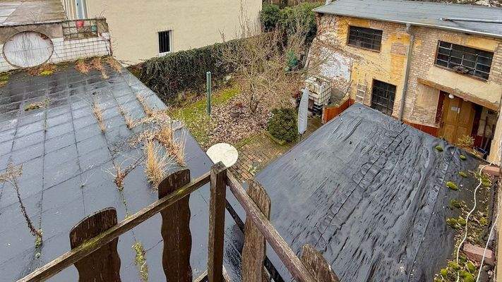 Blick von der Terrasse auf Hofbereich und Nebengebäude