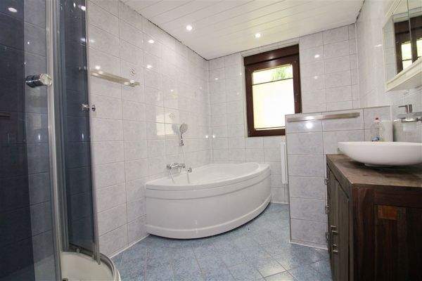 Badezimmer Wohnung EG