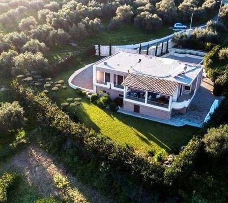 Kreta, Kalyves: Einstöckige Villa mit freiem Bergblick zu verkaufen