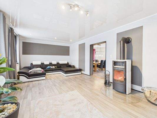 Wohnzimmer mit Blick ins Esszimmer