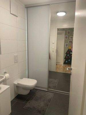 Blick ins Badezimmer mit Trennwand