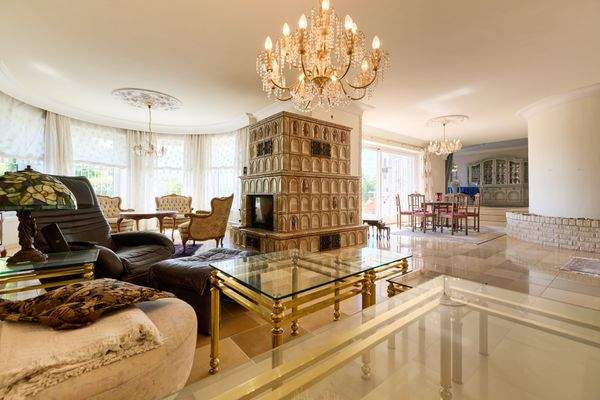 großes Wohnzimmer mit Kamin