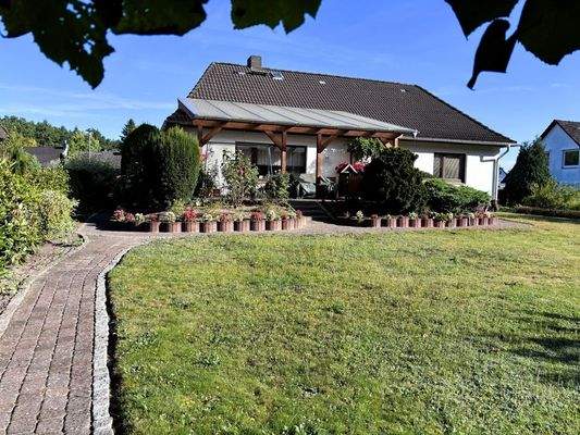 Rückseite mit Terrassenüberdachung