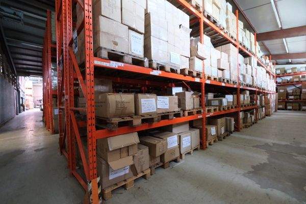 Gewerbe: Lagerbereich in der Halle