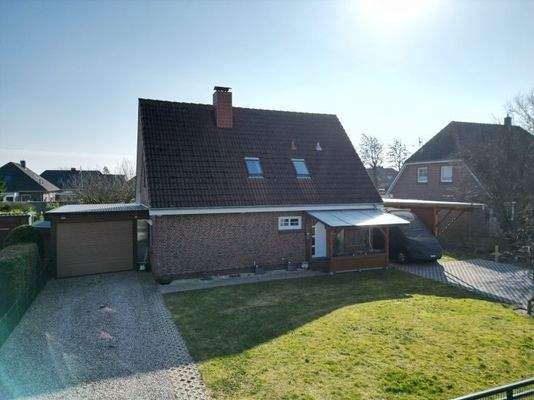 Carport mit Hauszugang links