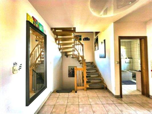 Diele EG, Treppe ins OG und Keller