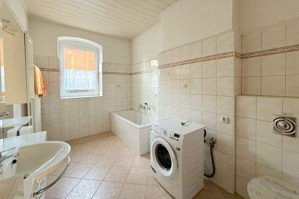 Badezimmer mit Badewanne (WE 1)