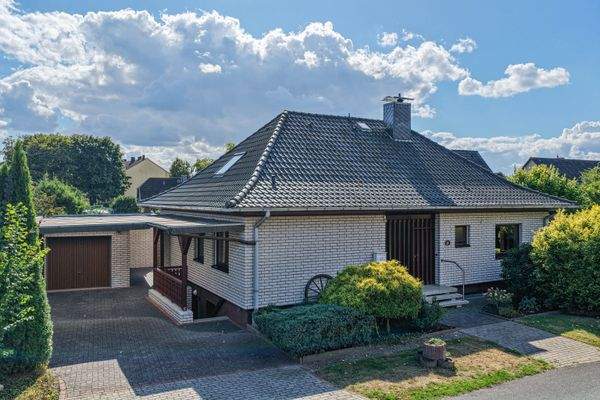 Bungalow mit Garage & Carport in schöner Lage 