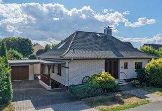 Bungalow mit Garage & Carport in schöner Lage 
