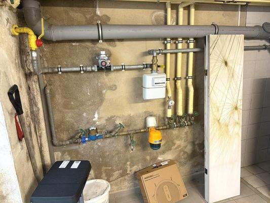 Keller_Gas-Anschluss und Wasserleitungen