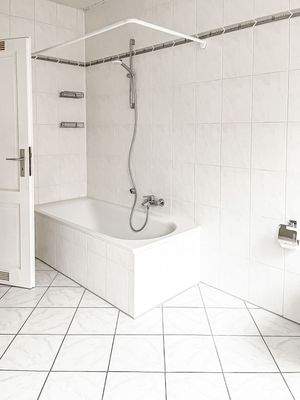 Helles Badezimmer mit Duschwanne | Wohnung im Erdgeschoss links