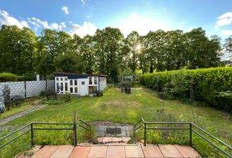 Blick von Terrasse in Garten