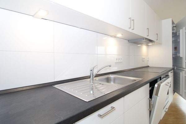 Moderne Küche mit Annehmlichkeiten