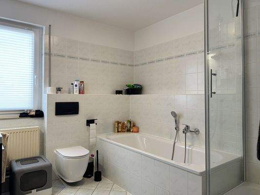 Badezimmer mit Dusche & Wanne