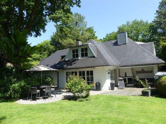 Blick aus dem Garten zum Haus