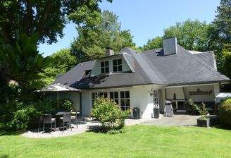 Blick aus dem Garten zum Haus