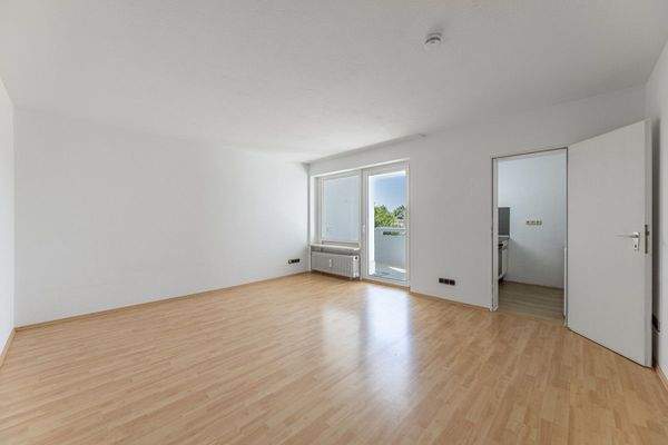 Wohnzimmer mit Zugang zur Küche