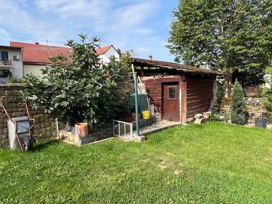 Holzschuppen in Garten