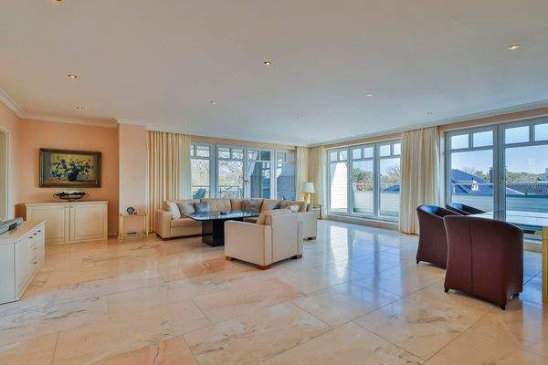 Wohnbereich mit edlem Marmorboden