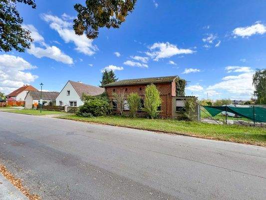 Straßenfront mit Umfeld