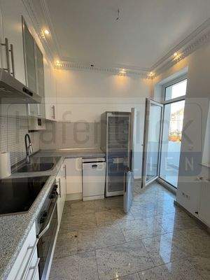 Einbauküche mit Balkon