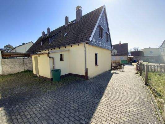 Hinteransicht und Zufahrt