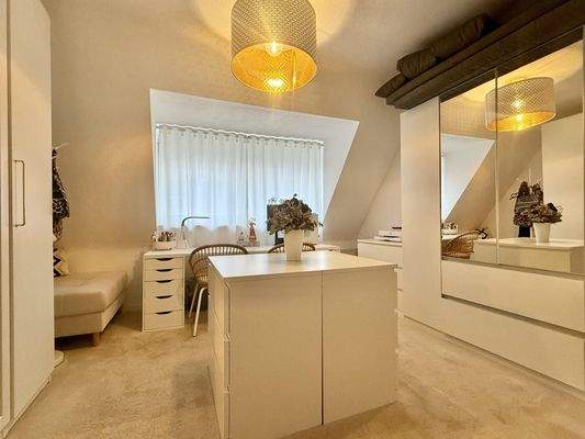 Ankleidezimmer oder Kinderzimmer im DG