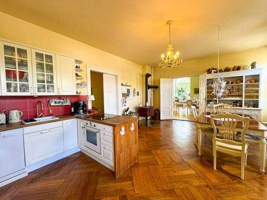 Helle Wohnküche mit Essbereich