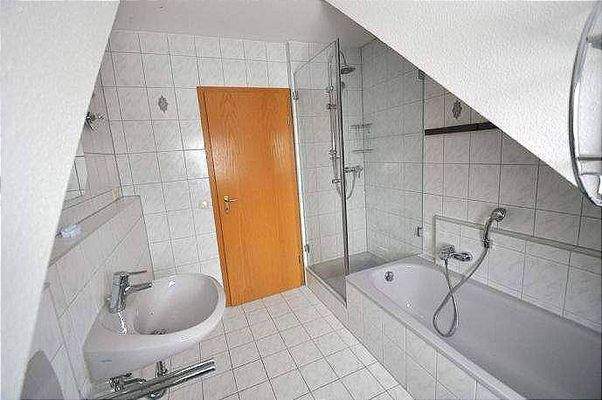 Bad mit Badewanne, Dusche und Fenster