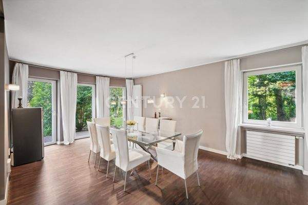 Helles Esszimmer mit Blick ins Grüne