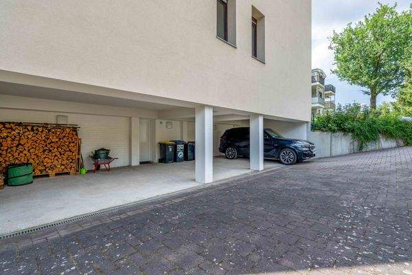 Großzügiger Carport