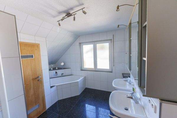 Hauptbad mit Dusche und Wanne