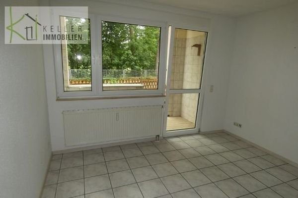 Wohnzimmer mit Loggia, Terrasse + Gartenfläche