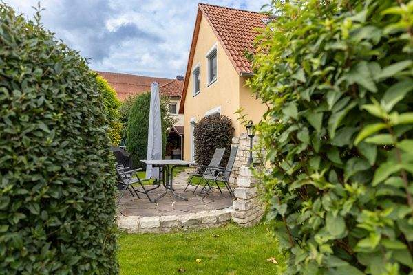 Modernes Familienhaus mit Traumgarten und Blick ins Grüne