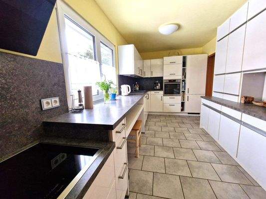 Küche mit Einbauküche