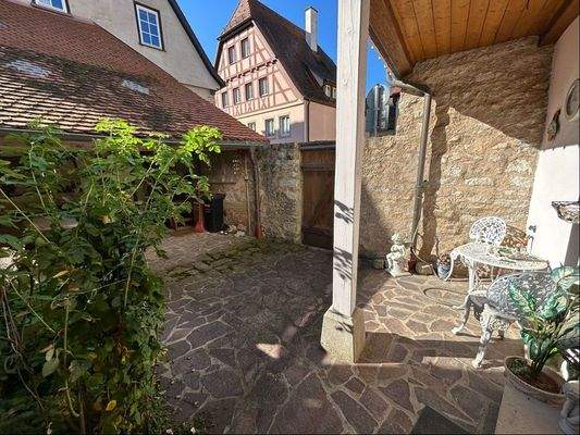 Innenhof mit überdachtem Sitzplatz