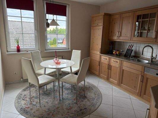 Küche mit Einbauküche im Dachgeschoss