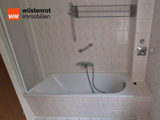 Tageslichtbad mit Wanne