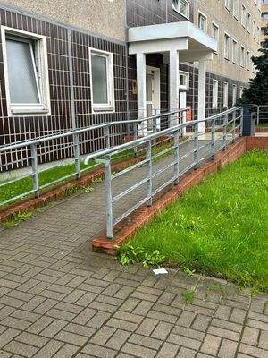 Behindertenrampe Eingang hofseitig.jpg