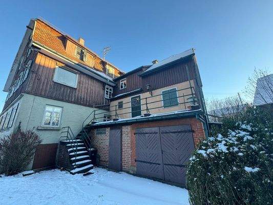 Blick auf Garage und Anbau