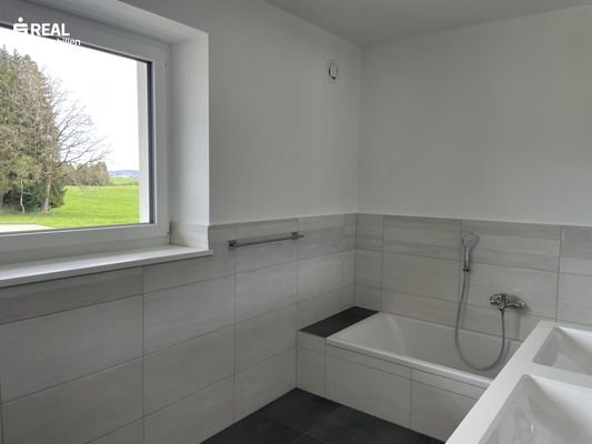 Badezimmer mit Wanne und Dusche