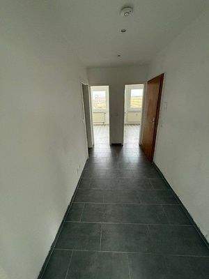 Moderner Flur mit Türen