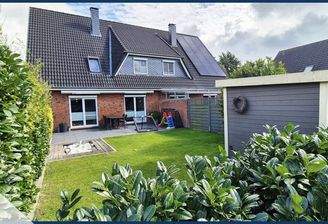 Blick in den wunderschönen vorderen Gartenbereich