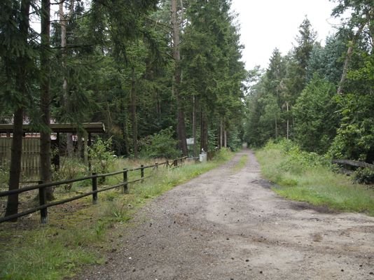 Zufahrt zum Eckgrundstück am Ende der Sackgasse