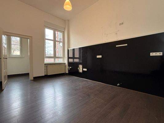 Küche mit Abstellkammer