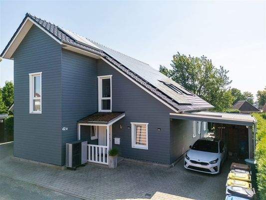 Ansicht Einlieger-Wohnung mit Eingang und Carport