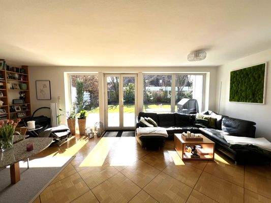 EG - Wohnzimmer mit Blick in den Garten