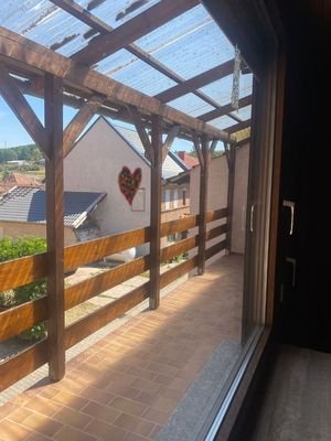 überdachter Balkon