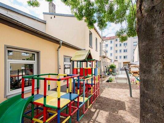 Rückansicht mit Wohnhaus und Anbau